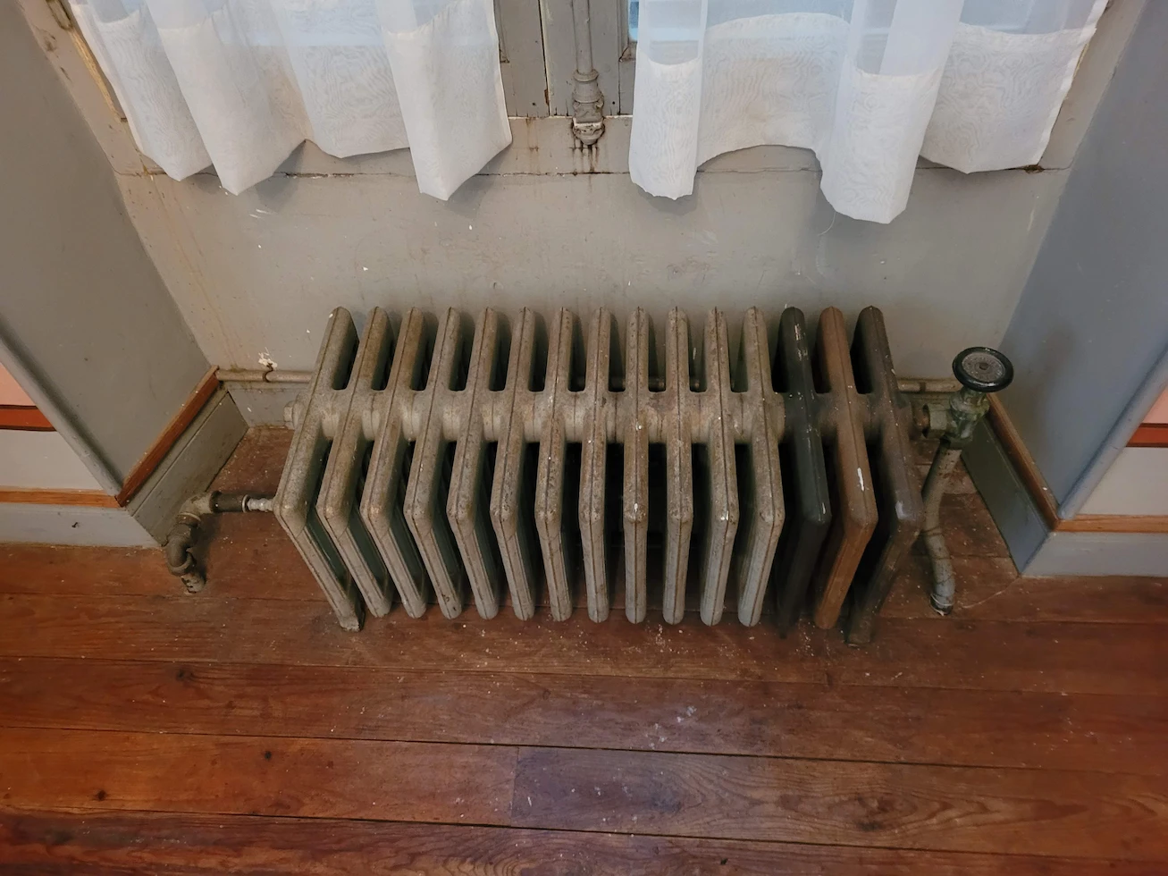 images/chauffage/Radiateur-fonte-avant-renovation.webp#joomlaImage://local-images/chauffage/Radiateur-fonte-avant-renovation.webp?width=1307&height=980